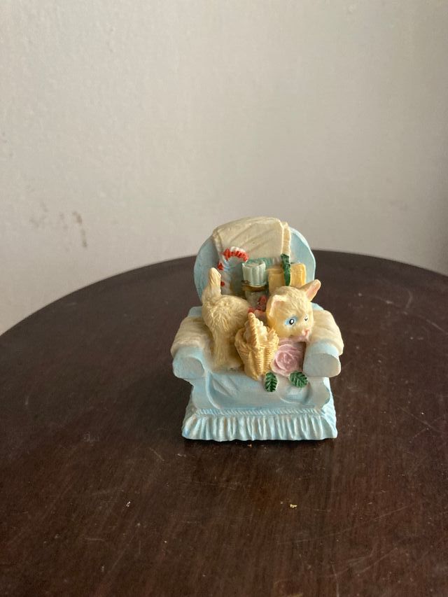 statuina piccola gatto sulla poltrona