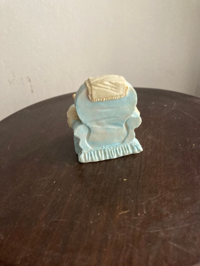 statuina piccola gatto sulla poltrona