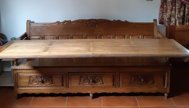 ESCAÑO,CON MESA, MADERA MACIZA DE CASTAÑO TALLADO 