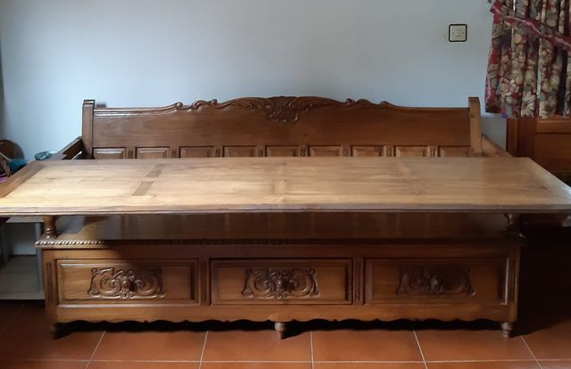 ESCAÑO,CON MESA, MADERA MACIZA DE CASTAÑO TALLADO 