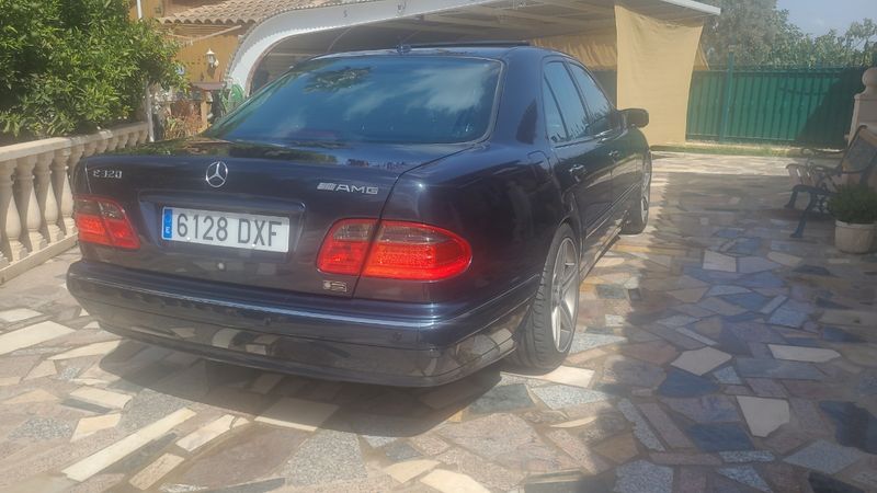 Mercedes-Benz E320 CDI AMG - foto 1