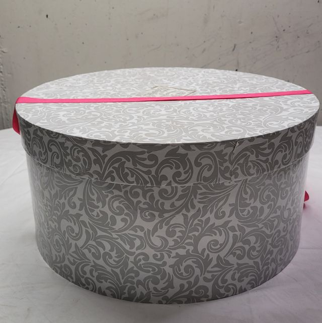 Tocado de plumas y rejilla