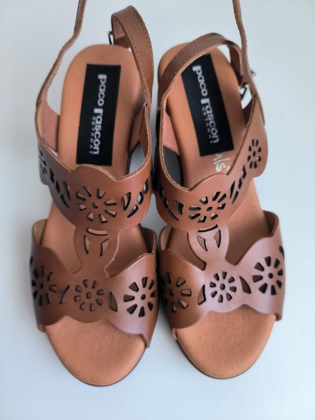 Sandalias NUEVAS Caladas piel T. 37