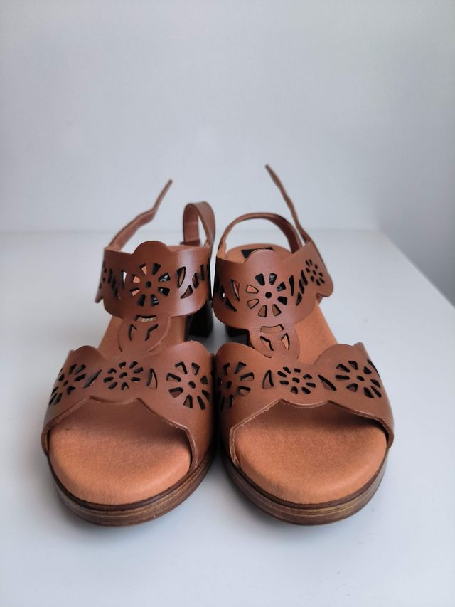Sandalias NUEVAS Caladas piel T. 37