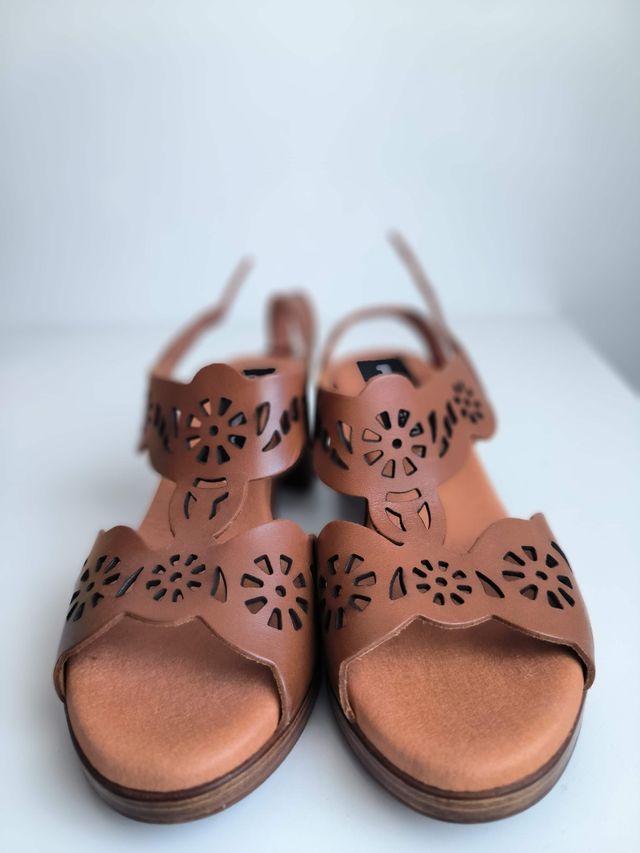 Sandalias NUEVAS Caladas piel T. 37