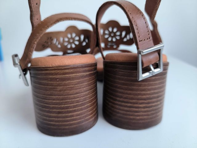 Sandalias NUEVAS Caladas piel T. 37