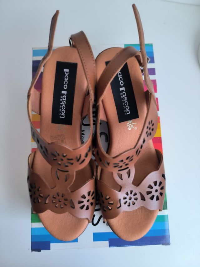 Sandalias NUEVAS Caladas piel T. 37