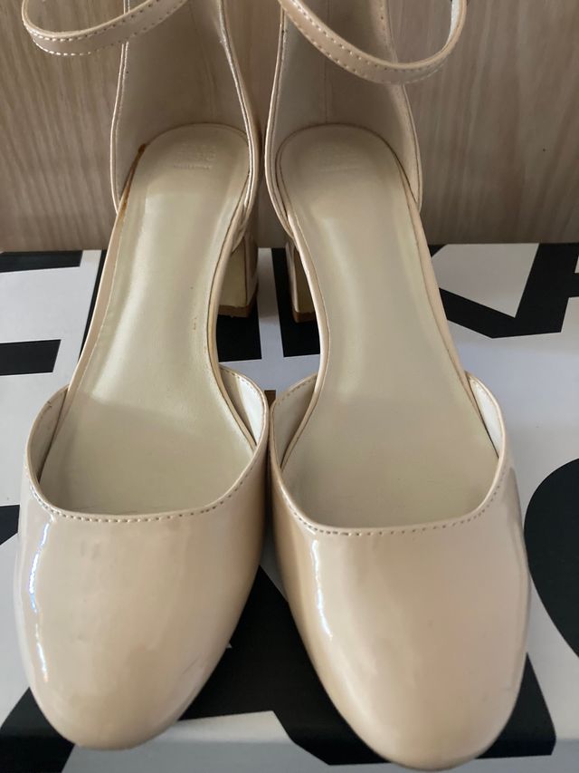 Zapato de charol con Pulsera , Zara
