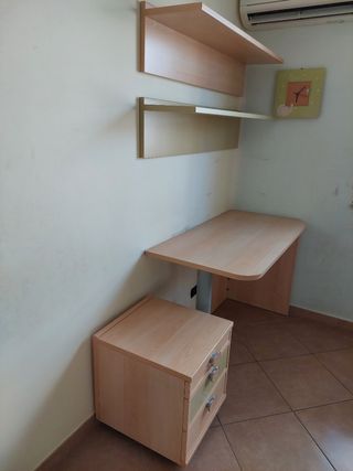 Scrivania ,mensole e cassettiera