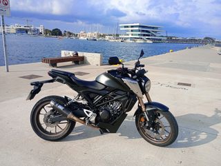 Honda cb125r del año 2021 con 35k