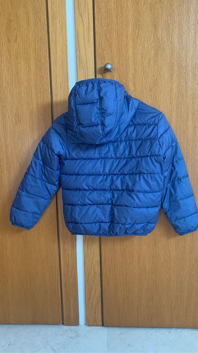 Chaqueta con capucha