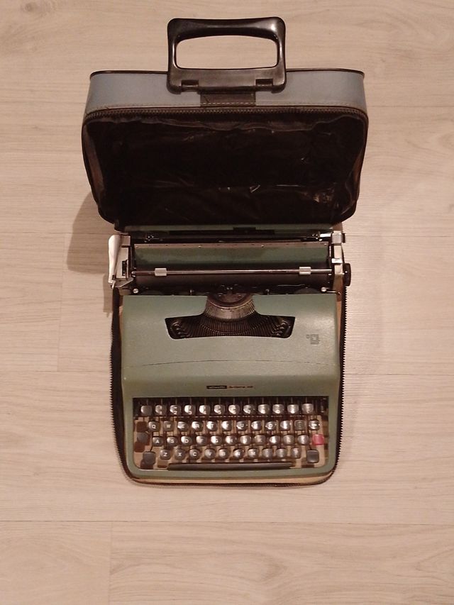 Maquina de escribir OLIVETTI