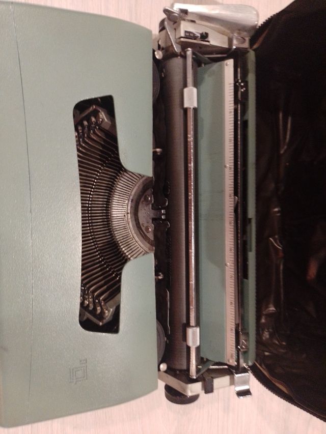 Maquina de escribir OLIVETTI