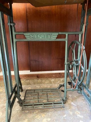 Maquina de coser con mueble