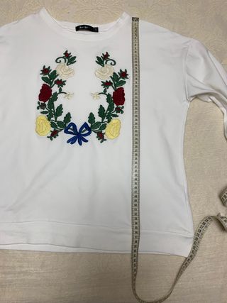 Sudadera blanca bordada