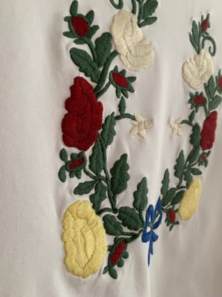 Sudadera blanca bordada