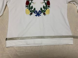 Sudadera blanca bordada