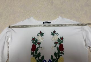Sudadera blanca bordada