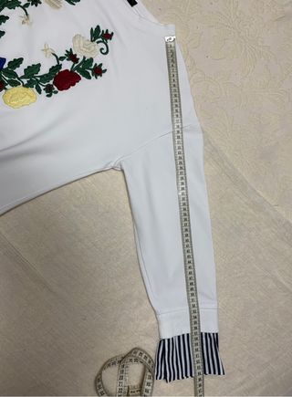 Sudadera blanca bordada