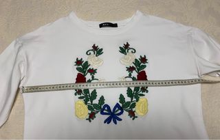 Sudadera blanca bordada