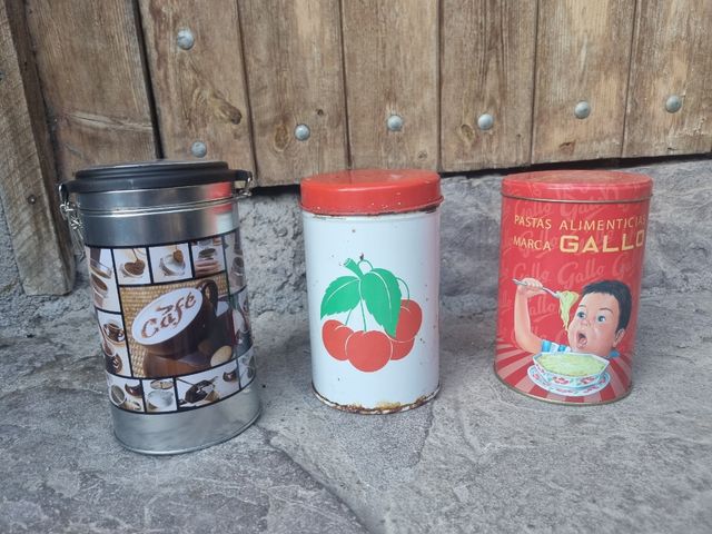 Botes antiguos de metal.altos 19 cm,12 d