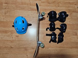 
Monopatin, casco y protecciones sin uso