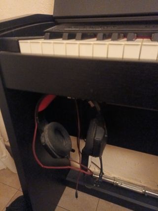 Piano Roland F-140R en perfecto estado