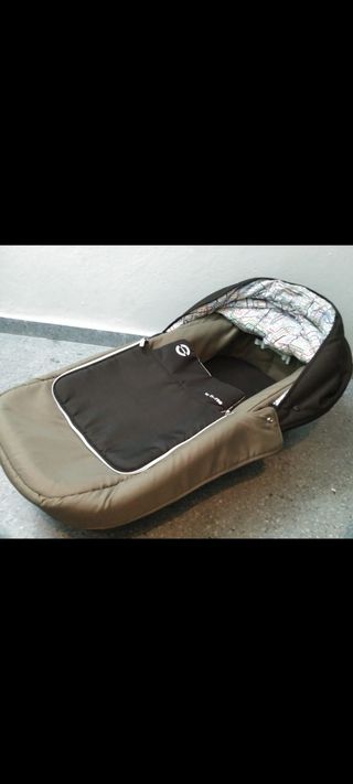 Carrito de bebé con capazo y maxi cosi