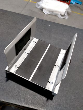 Supporto per PC da sotto scrivania e pavimento