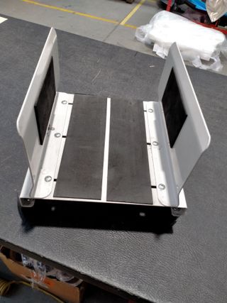 Supporto per PC da sotto scrivania e pavimento