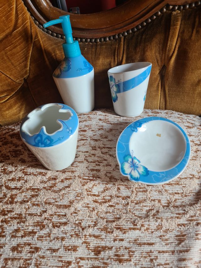 set accessori da bagno fiore azzurro, porcellana