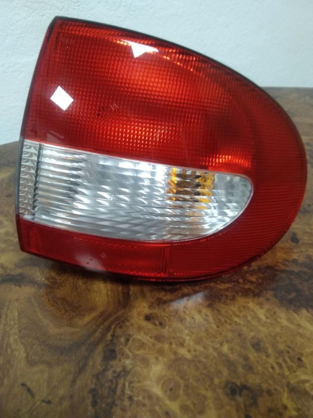 Renault Laguna Piloto trasero izq  Completo  Nuevo