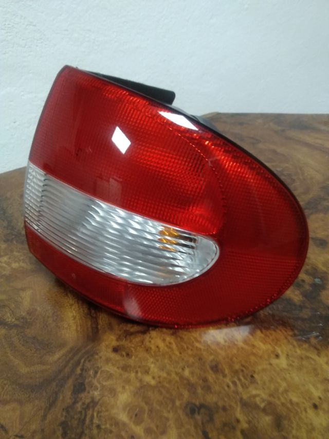 Renault Laguna Piloto trasero izq  Completo  Nuevo