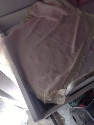 Mantita bebe con puntilla