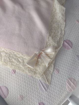 Mantita bebe con puntilla