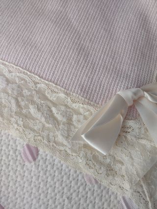 Mantita bebe con puntilla