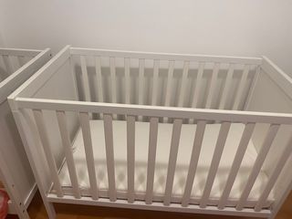 Cuna blanca con colchón de espuma