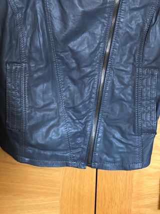Cazadora de piel gris. M. Bershka