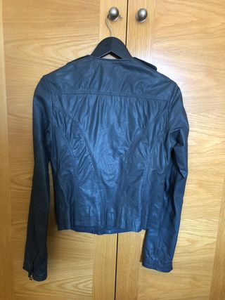 Cazadora de piel gris. M. Bershka