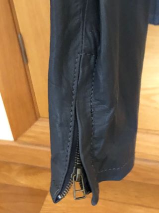 Cazadora de piel gris. M. Bershka