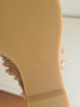Sandalias de cuña con plumas