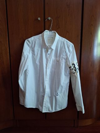 Camisa blanca con detalles Zara