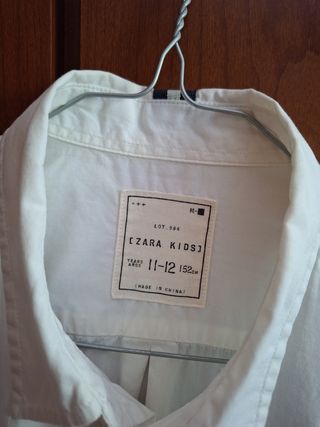 Camisa blanca con detalles Zara