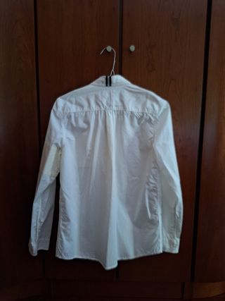 Camisa blanca con detalles Zara