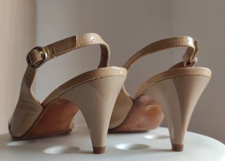 Zapato salón con talón descubierto