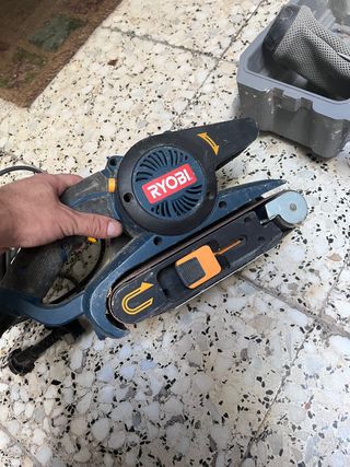 Lijadora de banda Ryobi
