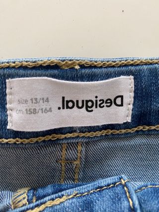 Falda niña desigual.