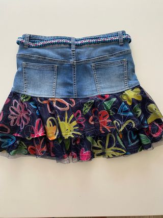 Falda niña desigual.
