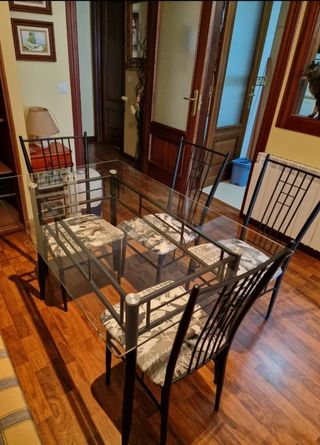 Mesa de cristal y 4 sillas