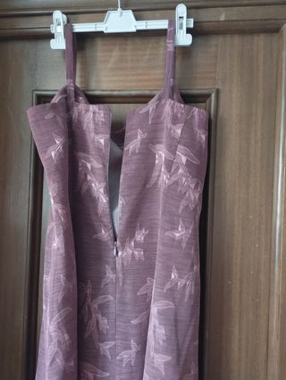 Vestido de fiesta con chaqueta fular y bolso